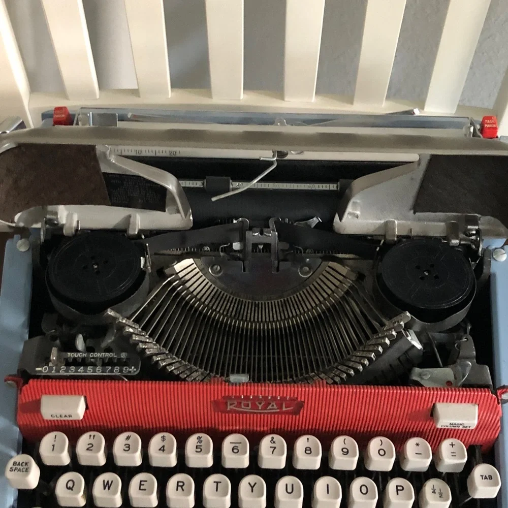 1961 Royal Typewriter Futura 800